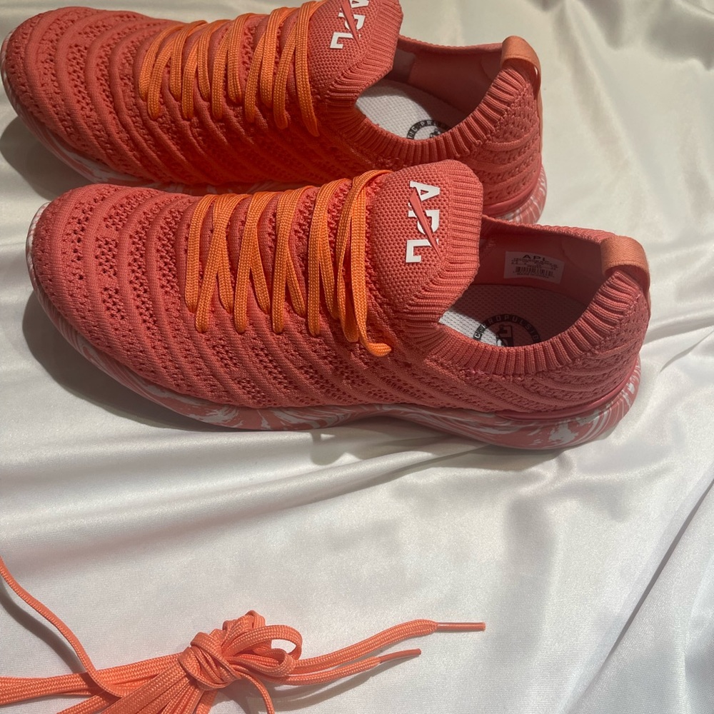 NWOT APL WOMENS TECHLOOM WAVE SZ 8.5